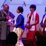 Dr Moutiatou TOUKOUROU, Directrice de la Pharmacie de l’Abattoir, Vice-Présidente du Conseil d’Administration de l’ABMS, reçoit le prix CEDEAO de l'excellence